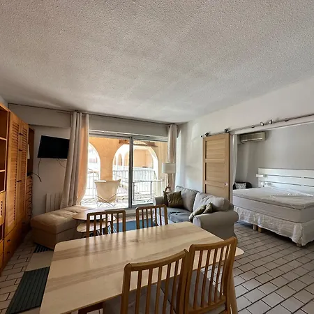 Hyetai Pour 4 Personnes Face Au Port A Appartement Hyères