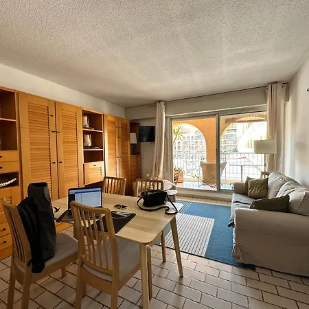 Hyetai Pour 4 Personnes Face Au Port A Appartement Hyères